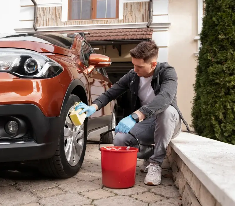 Lavage auto à domicile Écouché-les-Vallées : professionnel intervenant sur un véhicule